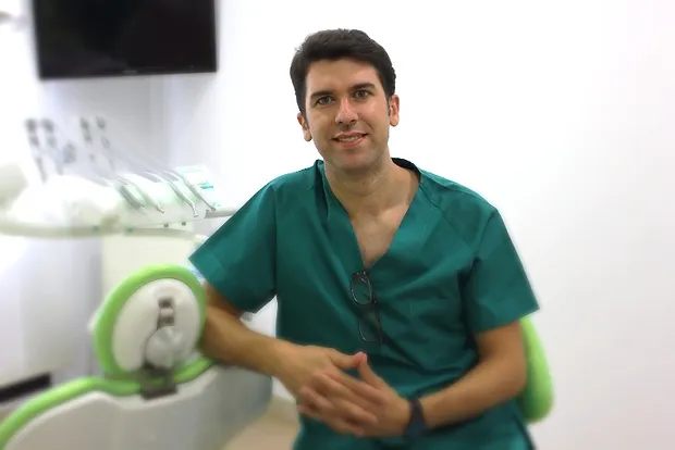 Doctor Miguel Ángel Mesa Roldán. Master en Cirugía y Periodoncia, experto en Estética y Odontología digital de la Clínica Dental Miguel Ángel Mesa Roldán en Motril